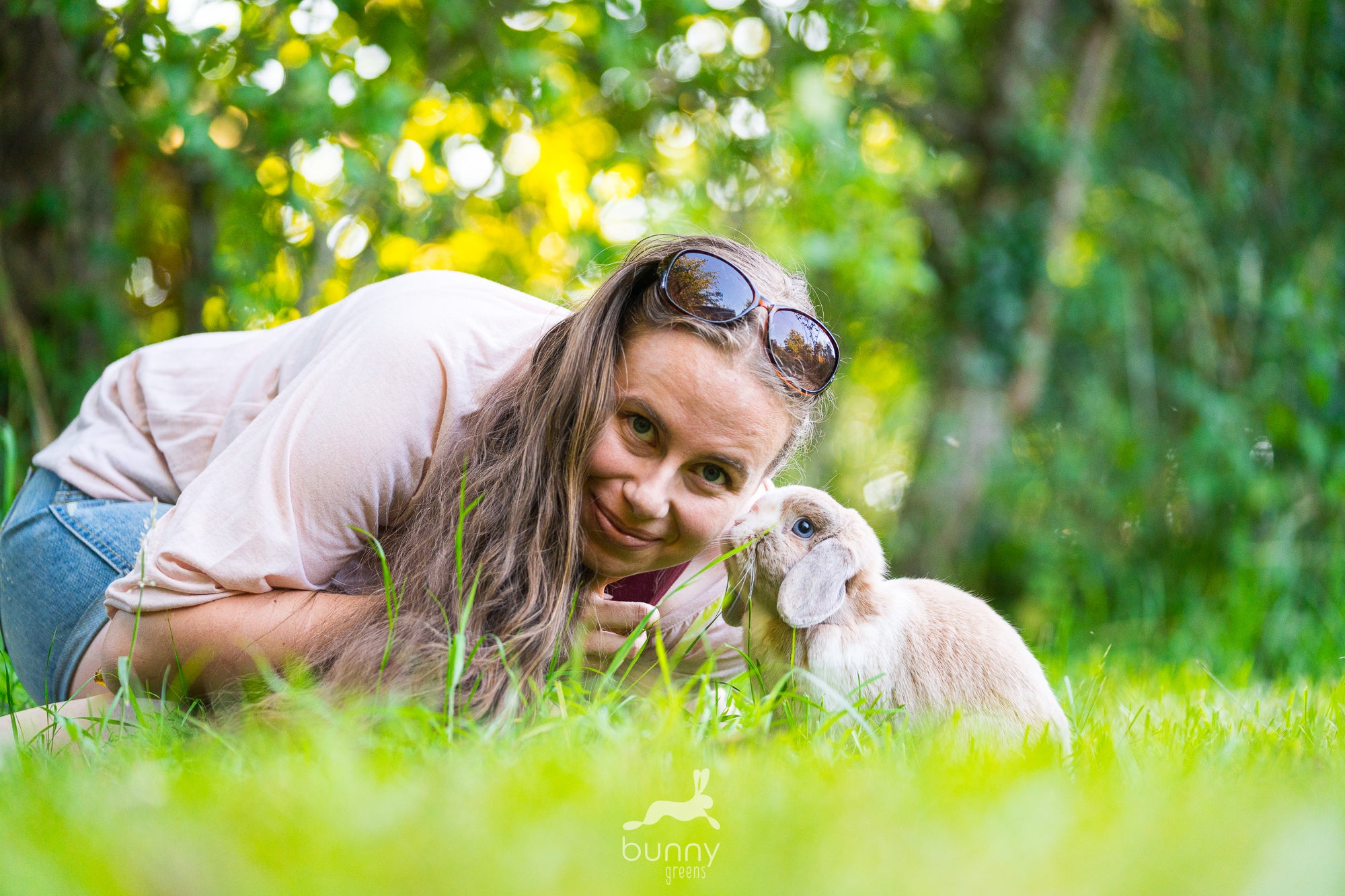 Mitgründerin Tamara und Kaninchen in Wiese